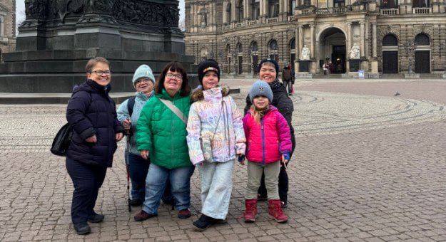 gruppenbild-dresden-koenig-johann-statue-slider.jpg gruppenbild-dresden-koenig-johann-statue-slider.jpg